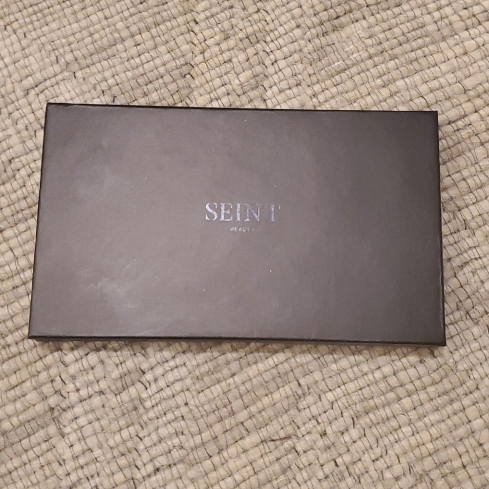 Black Seint compact hold 4 tins